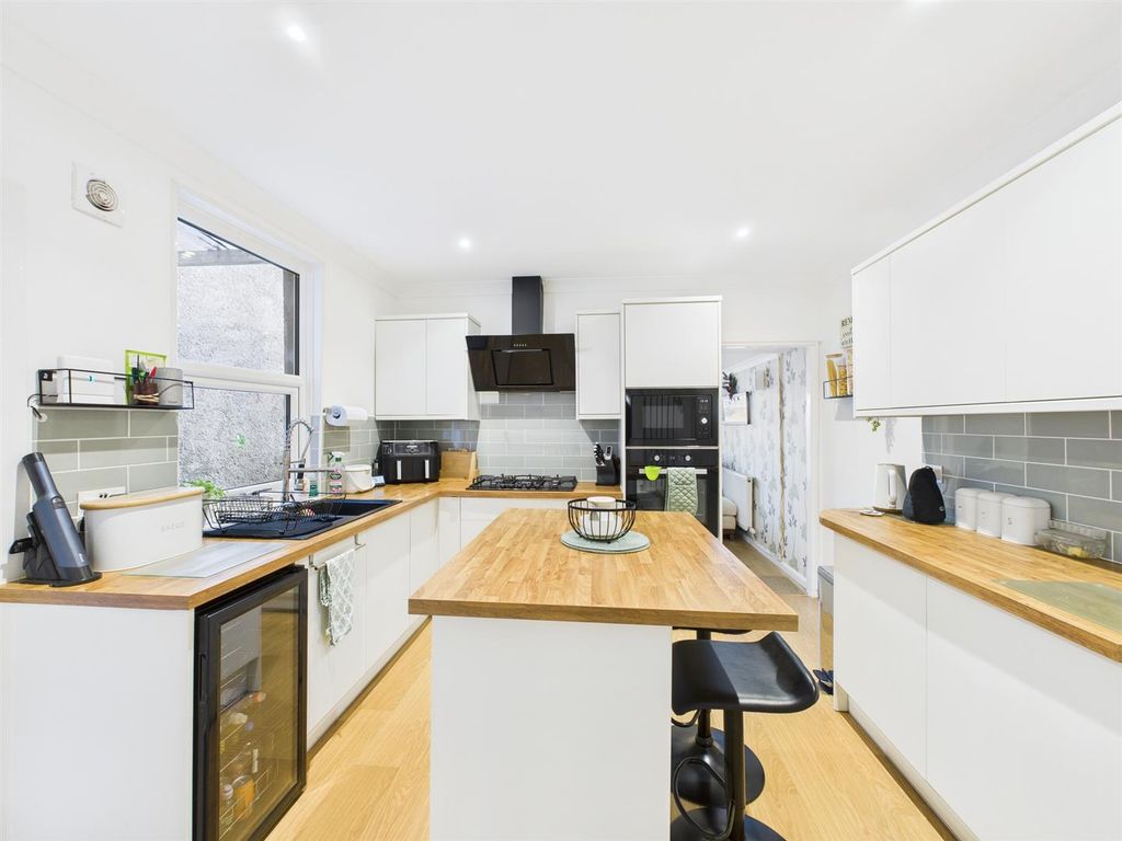 Property photo 2 of 19 Cam02295G0-Pr0354-Still008.Jpg