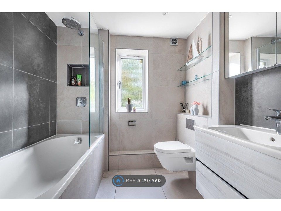 Property photo 3 of 10 Bathroom 1