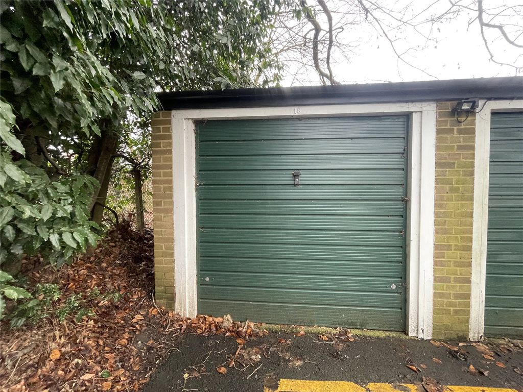 Property photo 3 of 4 Garage