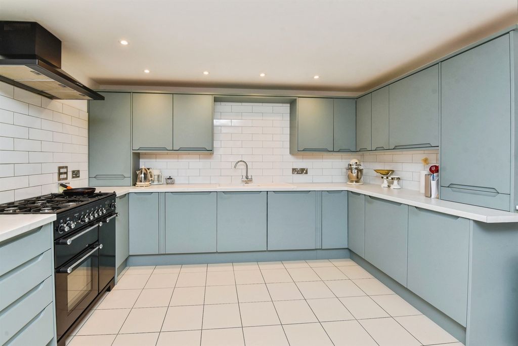 Property photo 2 of 21