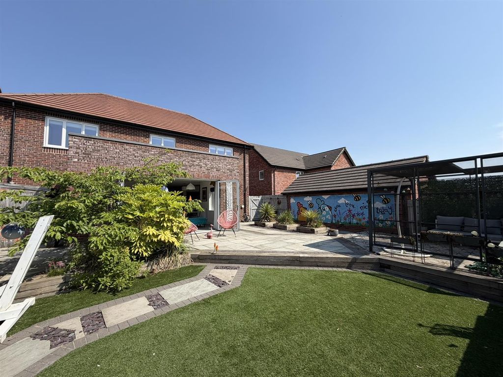 Additional image 34 of 5 bed property for saleButtercup Drive, Daventry NN11