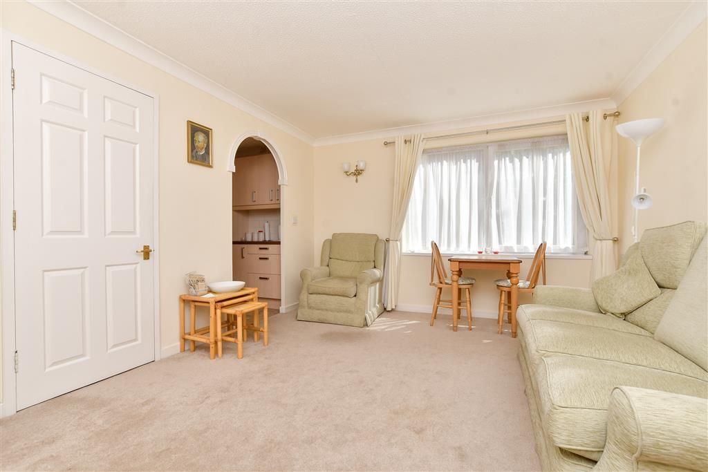 Property photo 3 of 11 Lounge
