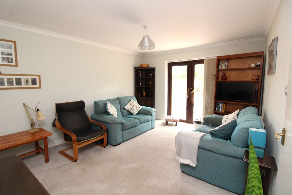 Property photo 2 of 11 Lounge
