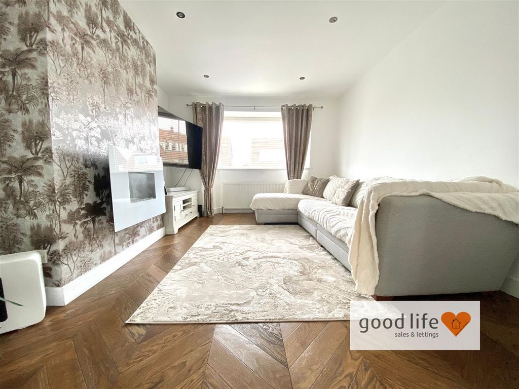 Property photo 3 of 21 20260323_105130349_Ios35Laurelgrove35Laurelgrove.J