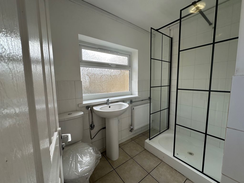 Property photo 2 of 14 Shower 1