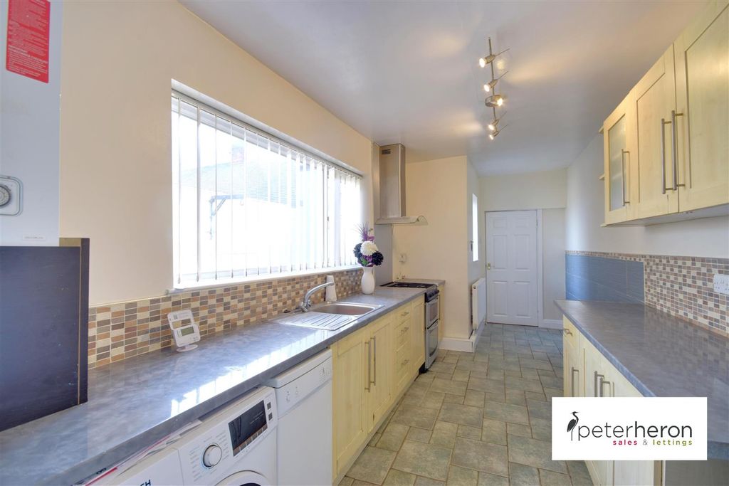 Property photo 3 of 10 Kitchen