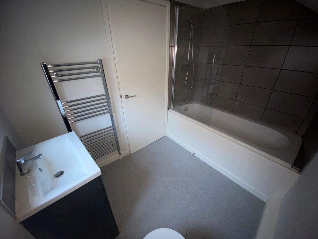 Property photo 2 of 7 Bathroom