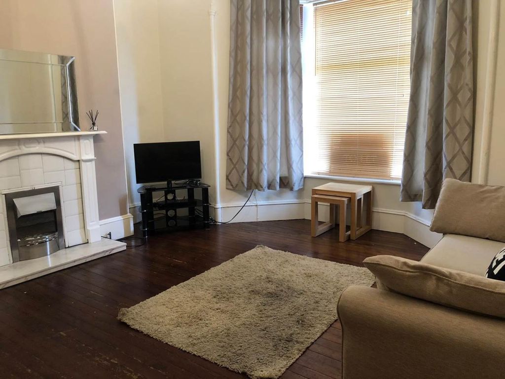 Property photo 3 of 8 Lounge 2