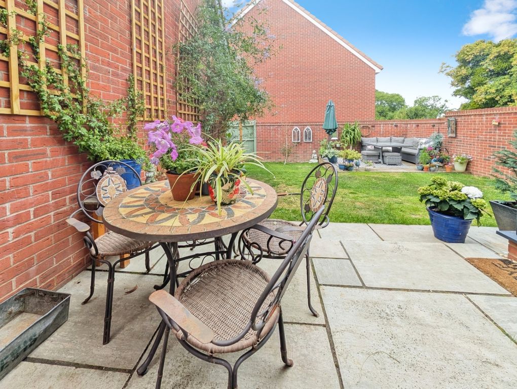 Property photo 3 of 23 Pbox-Garden-326460.Jpg