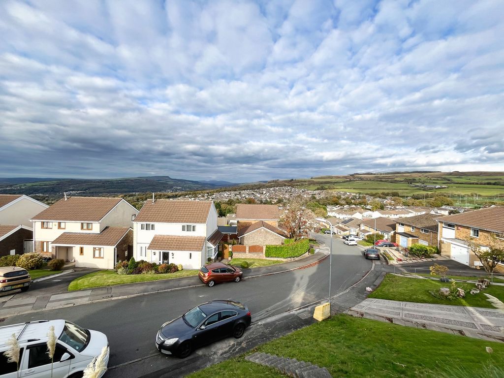 Property photo 2 of 33