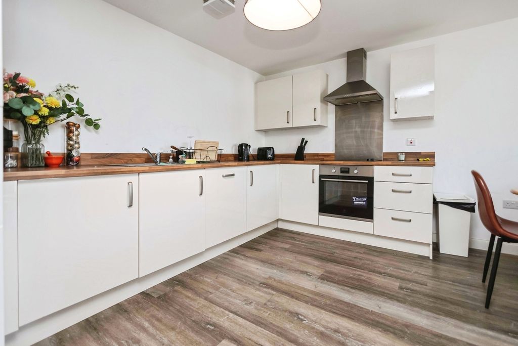Property photo 3 of 11 Kitchen