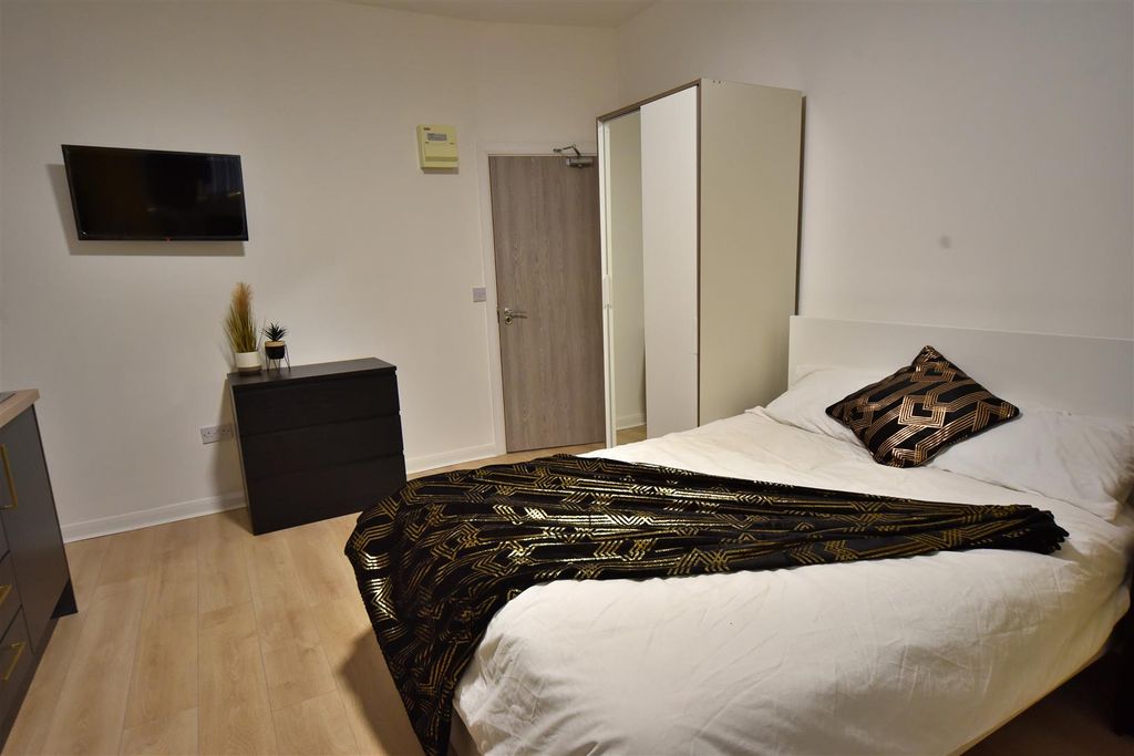 Property photo 2 of 6 165Ar_Room03_03.Jpg