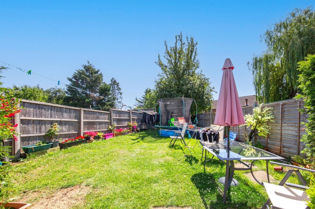 Property photo 2 of 11 Garden