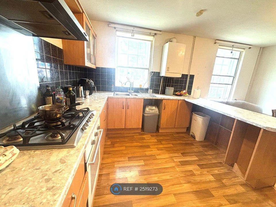 Property photo 3 of 11 Kitchen