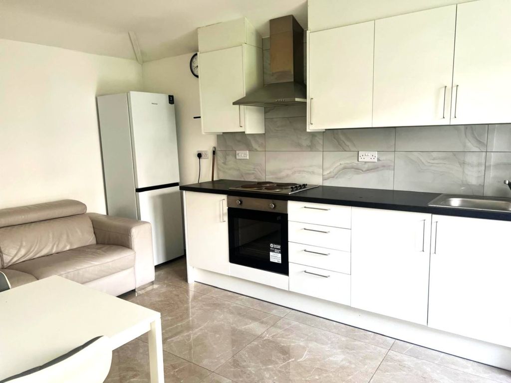 Property photo 1 of 9 Flat To Rent Redden Court Road, Romford Rm3