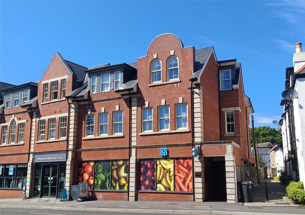 Property photo 1 of 11 Commercial Road