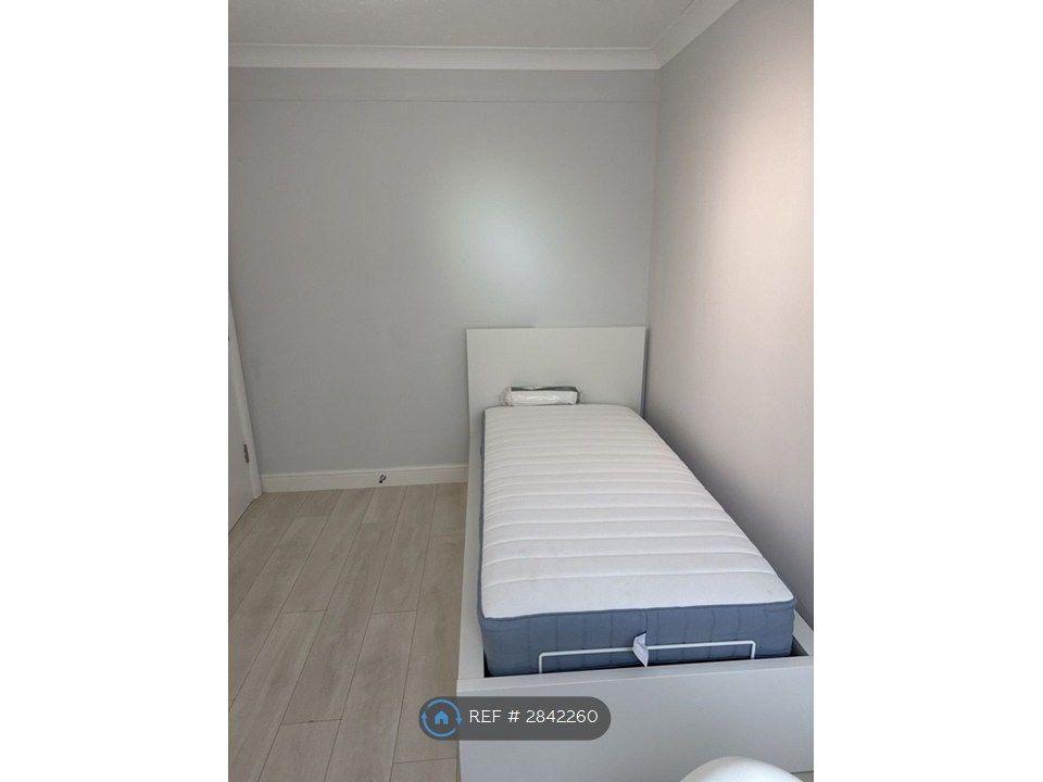 Property photo 1 of 14 Room 1 (Ground Floor): Available On 26th May £750