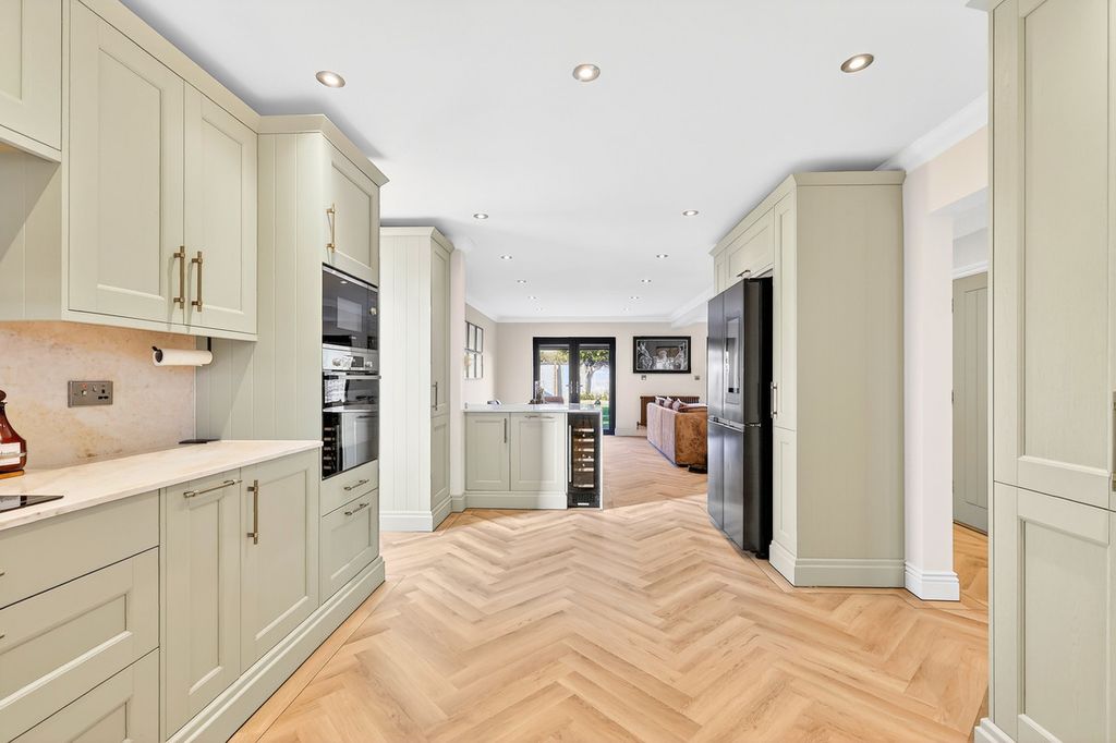 Property photo 3 of 35