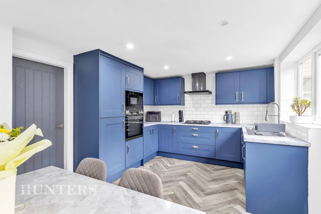 Property photo 2 of 17 Kitchen