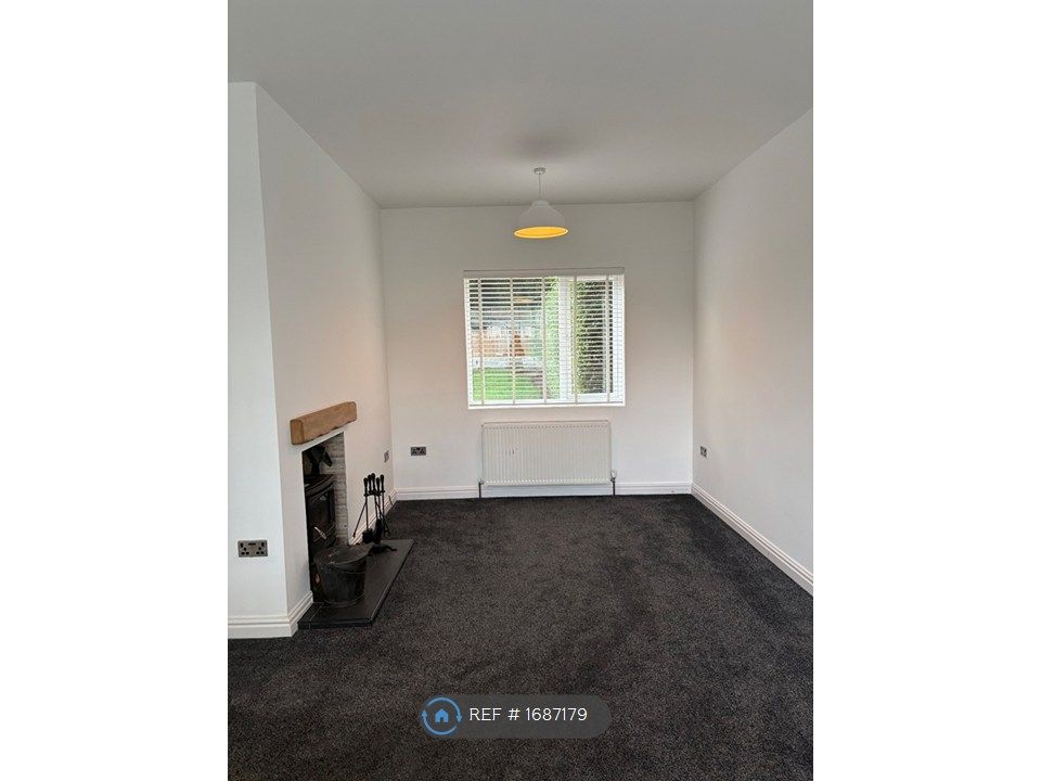 Property photo 3 of 31 Living Space