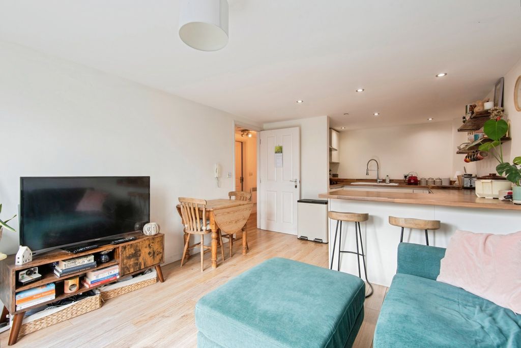 Property photo 1 of 12 Lounge