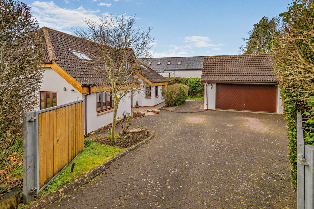 Property photo 1 of 43