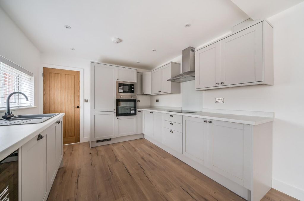 Property photo 3 of 19 1394293-10-6942A746Ad882.Jpg