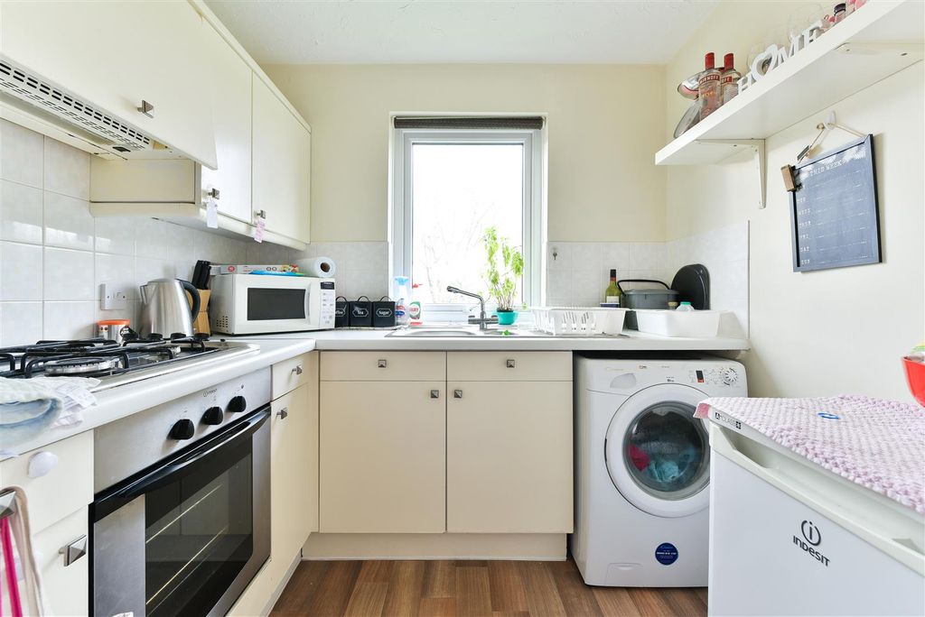 Property photo 2 of 14 Farriers Road