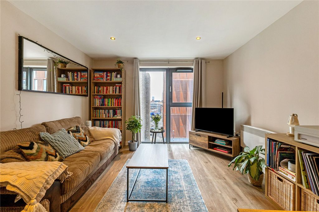 Property photo 3 of 14 Lounge