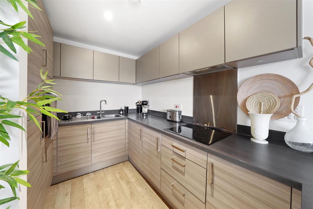 Property photo 3 of 18 Flat 304, Kerensky House - Ziphhmlcizw2Ux4Dydqw.Jp