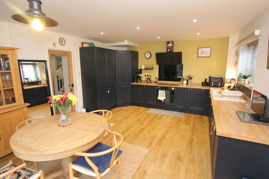 Property photo 3 of 44