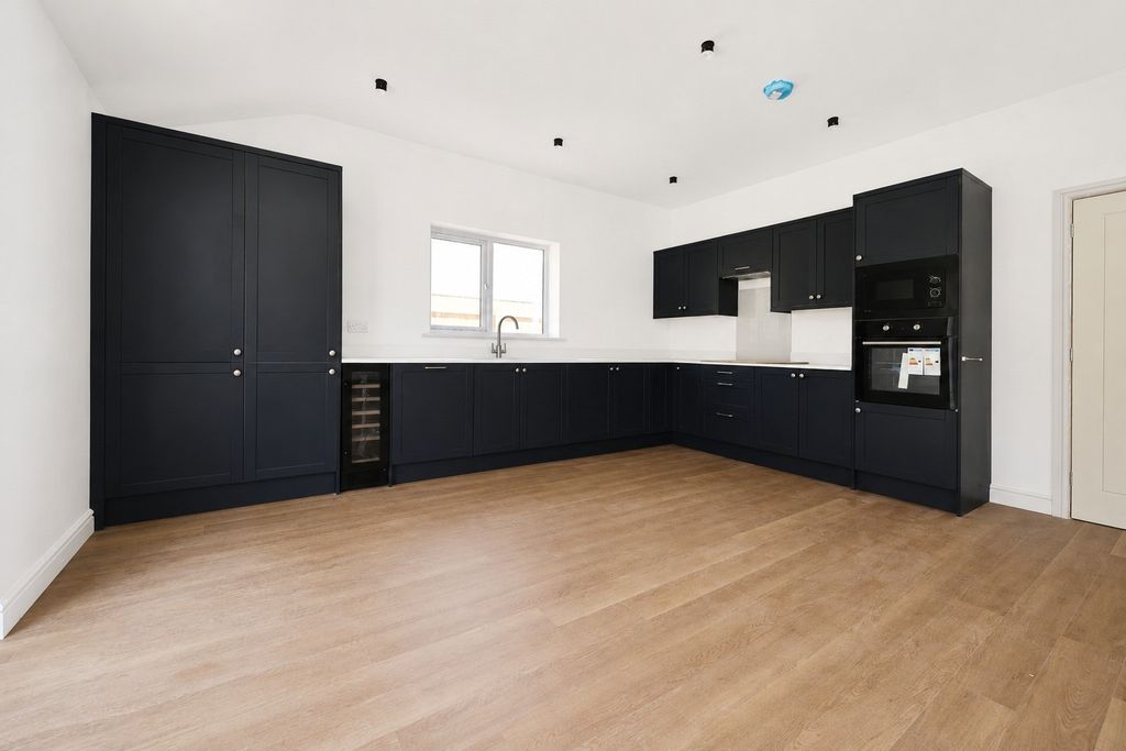 Property photo 2 of 14 5266121