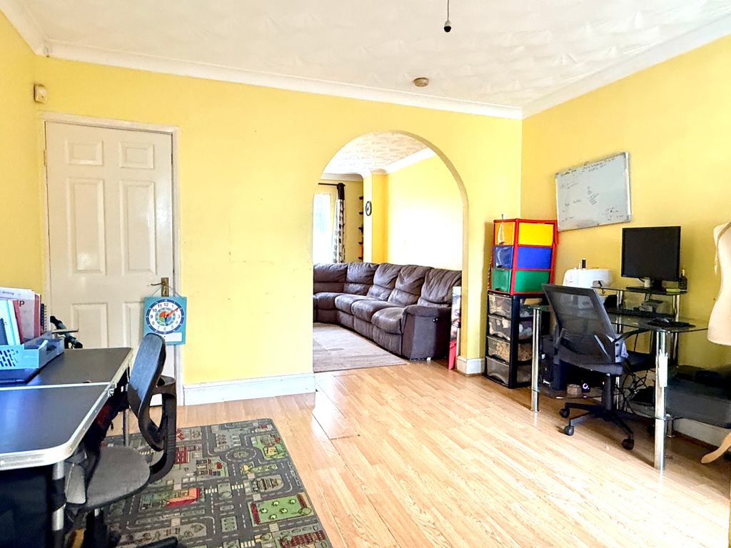 Property photo 3 of 11 Dining Room