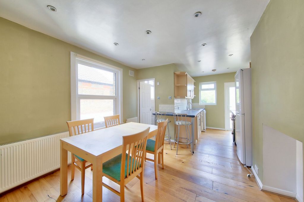 Property photo 1 of 13 Photo 11