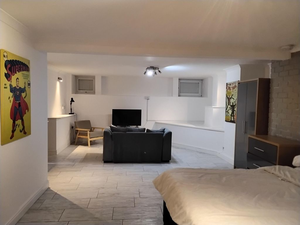 Property photo 1 of 7 Cover