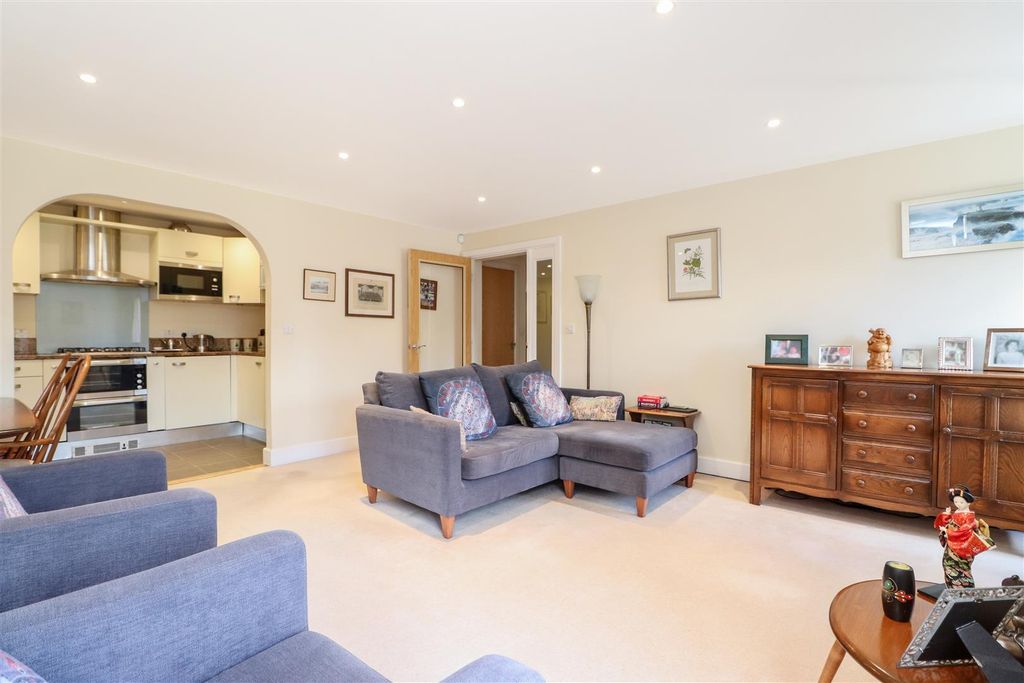 Property photo 2 of 20