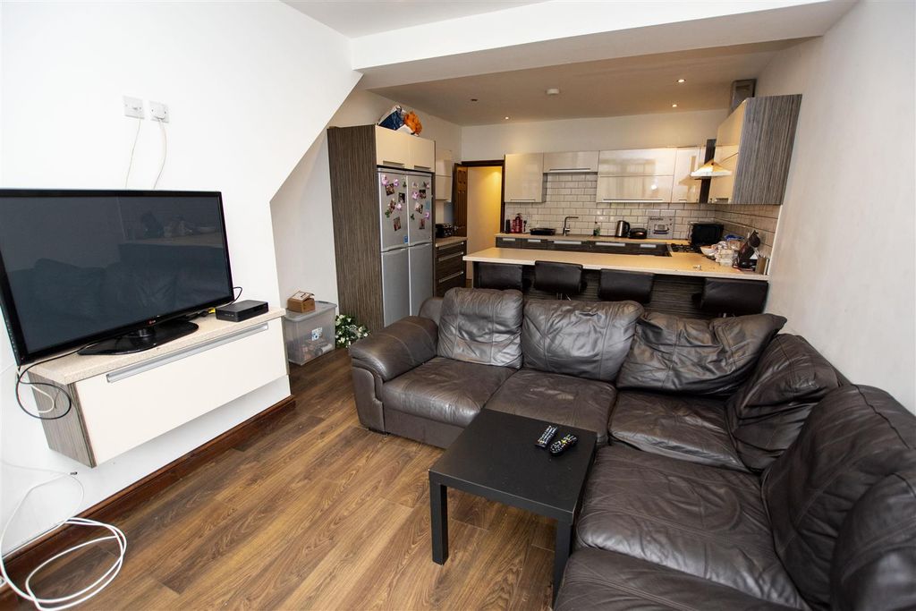 Property photo 1 of 13 Approach