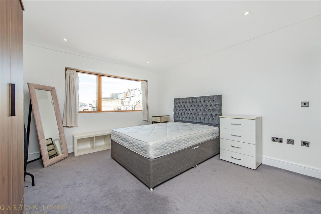 Property photo 3 of 8 Master Bedroom