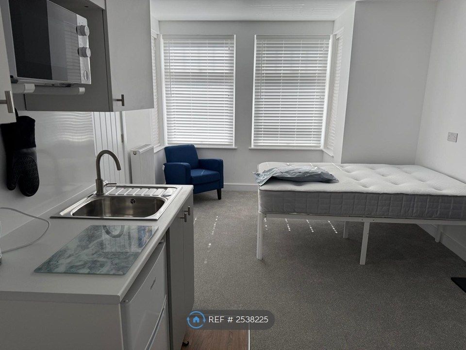 Property photo 3 of 8 Room 3 - £995 Pcm