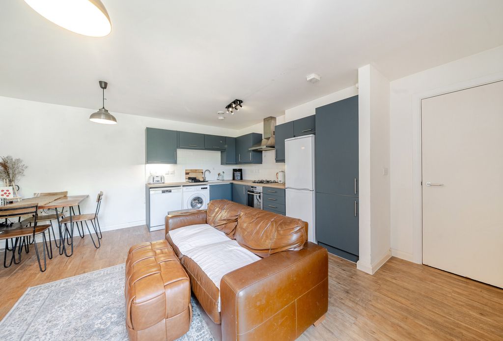 Property photo 3 of 19 1312655-11-6852c3...