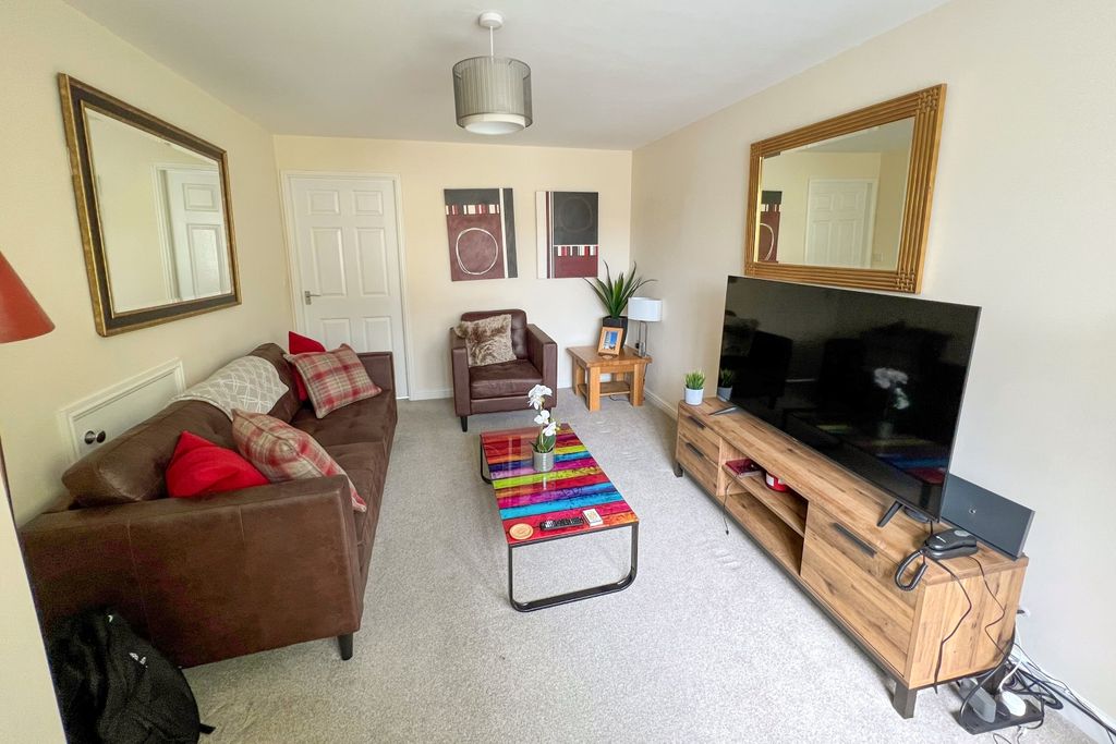 Property photo 3 of 14 Lounge