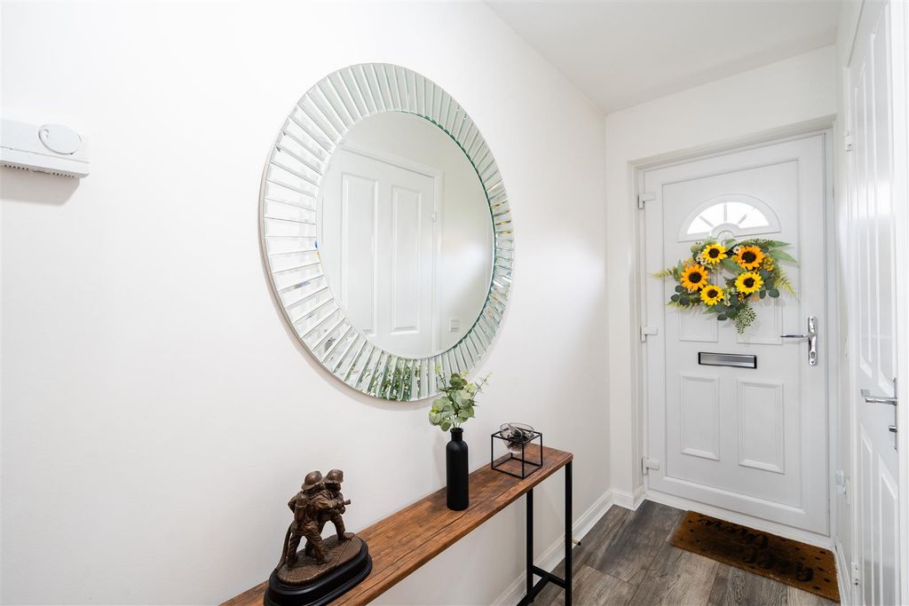 Property photo 3 of 18 Entry