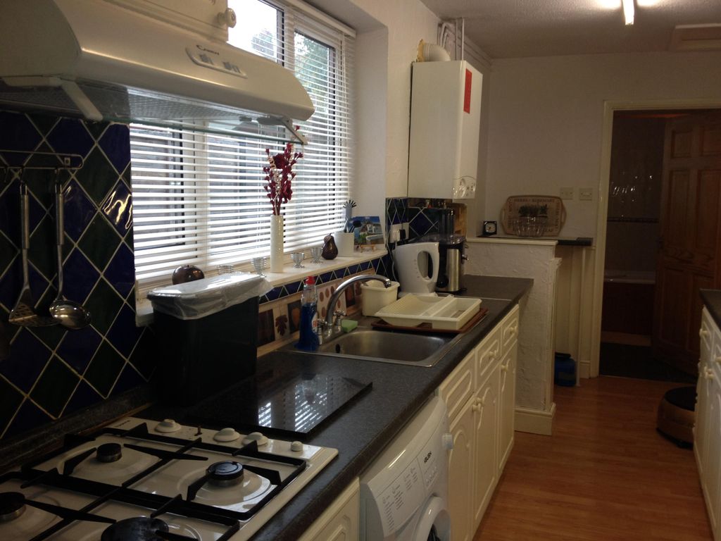 Property photo 3 of 8 Kitchen