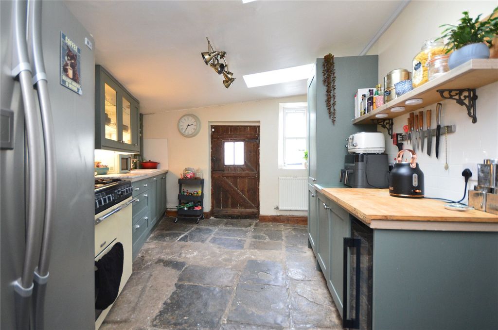 Property photo 3 of 18 Kitchen