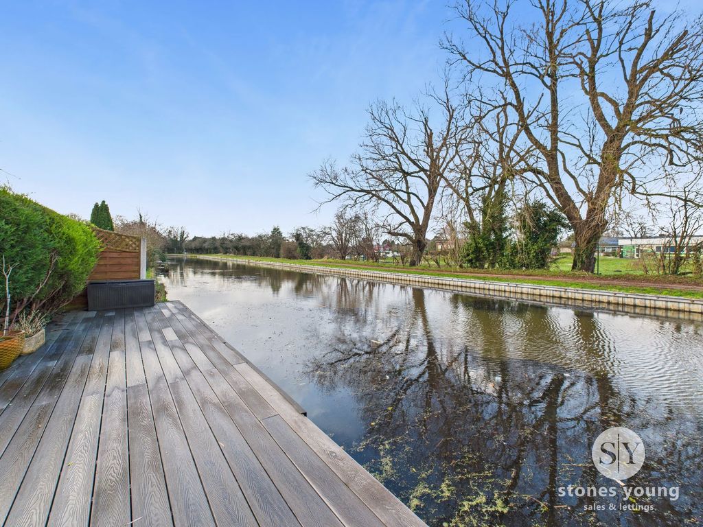 Property photo 2 of 25