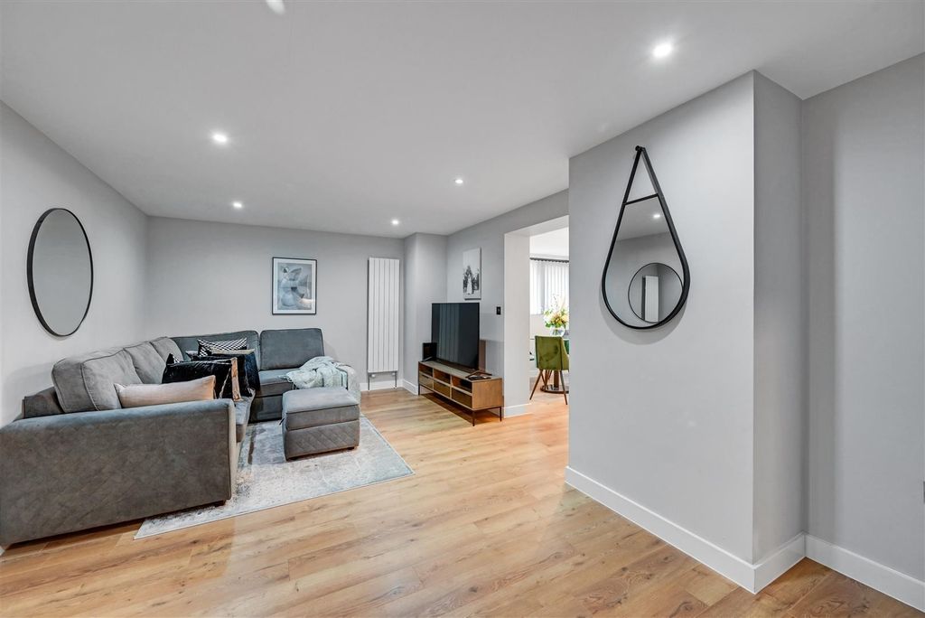 Property photo 2 of 10 Lounge