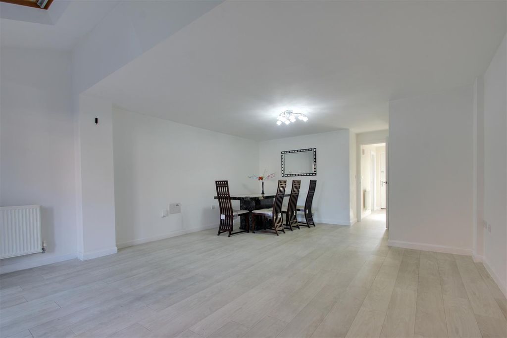 Property photo 3 of 12 Lounge Diner