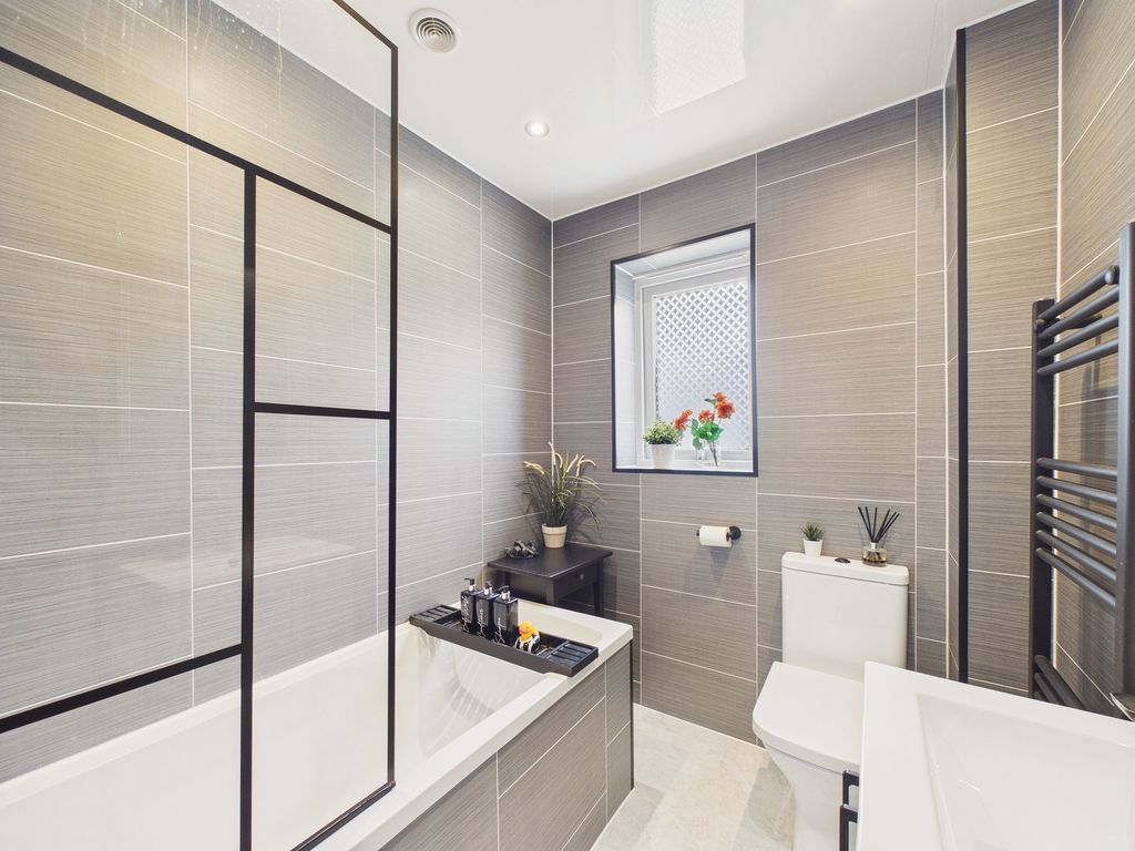 Property photo 3 of 12 Bathroom