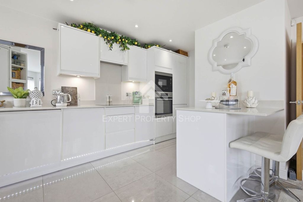 Additional image 5 of 1 bed flat for saleHigh Road, Benfleet SS7