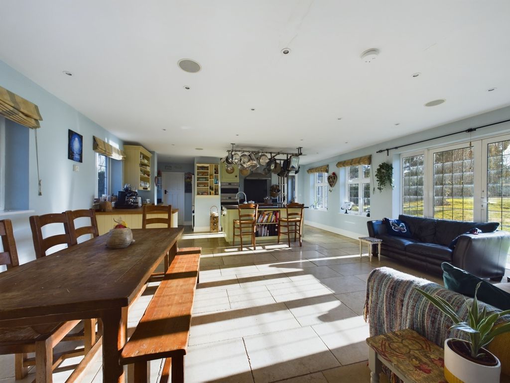 Property photo 3 of 21 70000001-Hr-3